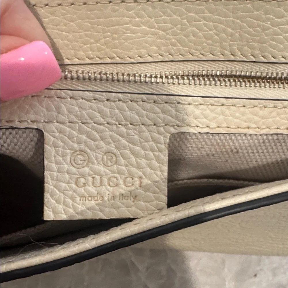 Gucci Cream Crossbody SoHo Bag with Chain Strap